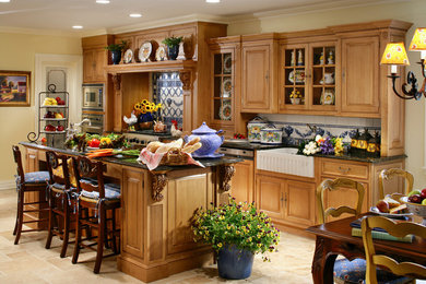 Kitchen - traditional kitchen idea in New York