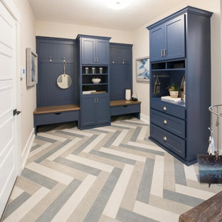 トラディショナルスタイルのおしゃれなマッドルーム (ベージュの壁、マルチカラーの床) の写真