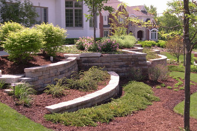 This is an example of a mid-sized traditional mulch retaining wall landscape in Chicago.