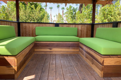 Imagen de terraza planta baja retro grande sin cubierta en patio trasero con privacidad y barandilla de madera