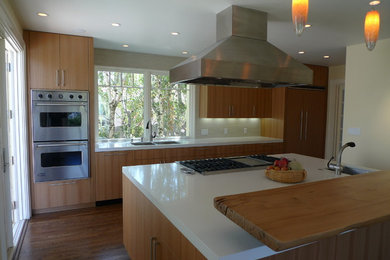 Example of a trendy kitchen design in San Francisco