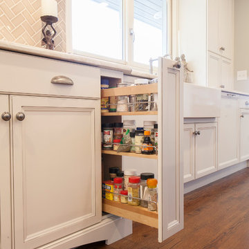 Pullout spice rack