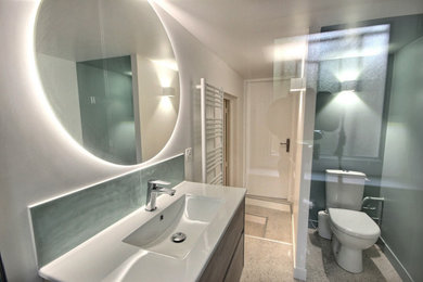 Exemple d'une salle de bain principale chic en bois clair de taille moyenne avec une douche à l'italienne, WC à poser, un carrelage bleu, des carreaux de céramique, un mur blanc, un sol en vinyl, un lavabo suspendu, un sol gris, un plan de toilette blanc, buanderie et meuble simple vasque.