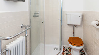 Traditional Bathroom with Shower Enclosure En Suite - Apartment in Budapest, Hun
