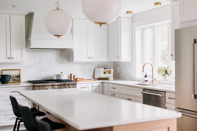 Mid-sized transitional dark wood floor and brown floor eat-in kitchen photo in Detroit with an undermount sink, quartzite countertops, white backsplash, ceramic backsplash, stainless steel appliances, an island and white countertops