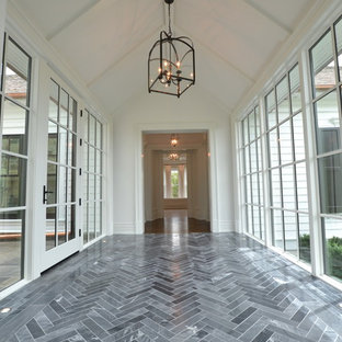 Idéer för mellanstora vintage hallar, med vita väggar, marmorgolv och svart golv
