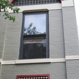 Foto på ett stort vintage beige lägenhet, med tre eller fler plan, tegel och platt tak