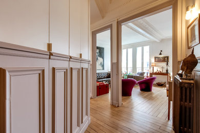 Inspiration pour un couloir traditionnel de taille moyenne avec un mur gris et parquet clair.