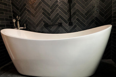 Mittelgroßes Modernes Badezimmer mit Schrankfronten im Shaker-Stil, weißen Schränken, freistehender Badewanne, Wandtoilette mit Spülkasten, schwarzen Fliesen, Porzellanfliesen, weißer Wandfarbe, Porzellan-Bodenfliesen, Unterbauwaschbecken, Quarzit-Waschtisch, schwarzem Boden, weißer Waschtischplatte, Einzelwaschbecken und freistehendem Waschtisch in Indianapolis