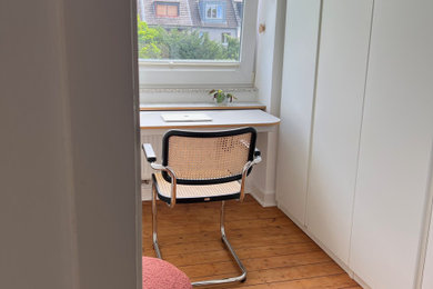 Modernes Arbeitszimmer mit Einbau-Schreibtisch in Düsseldorf