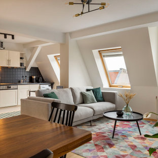 Modernes Wohnzimmer mit weißer Wandfarbe, hellem Holzboden und beigem Boden in Berlin