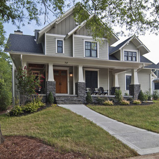 Mittelgroßes, Zweistöckiges, Beigefarbenes Uriges Einfamilienhaus mit Faserzement-Fassade, Satteldach und Schindeldach in Charlotte
