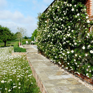 ハンプシャーのカントリー風おしゃれな横庭の写真