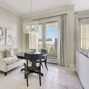 ニューオリンズの小さいトランジショナルスタイルのLDKの画像 (ベージュの壁、セラミックタイルの床)