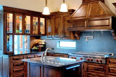 Kitchen - traditional kitchen idea in Austin