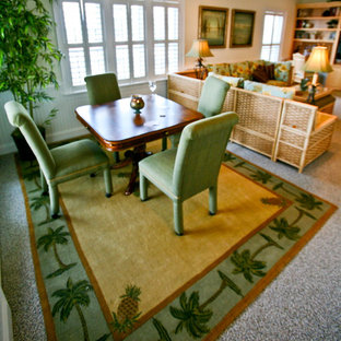 Ispirazione per un piccolo soggiorno stile marino aperto con sala giochi, pareti beige, moquette, nessun camino e parete attrezzata