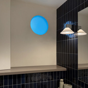 Bagno con rivestimento blu navy, Farina Loft