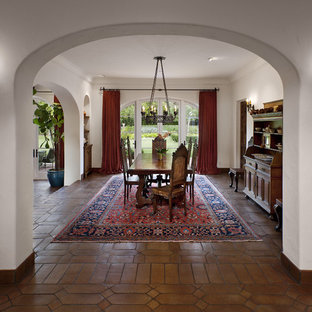 Inspiration pour une salle à manger méditerranéenne avec un mur blanc, aucune cheminée et un sol en carreau de terre cuite.