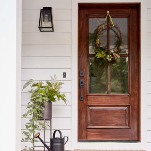 Foto di un portico country di medie dimensioni e davanti casa con pedane e un tetto a sbalzo