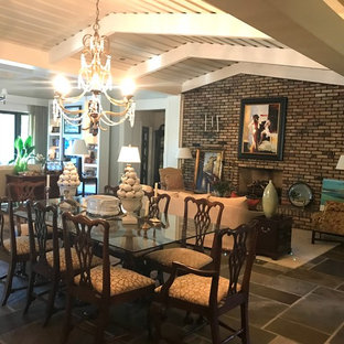 ローリーの広いトラディショナルスタイルのLDKの画像 (白い壁、スレートの床、標準型暖炉、レンガの暖炉まわり、グレーの床)