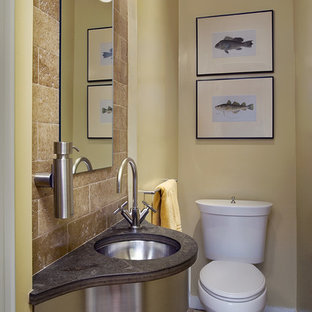 Gästetoilette & Gäste-WC mit Wandtoilette mit Spülkasten und gelber