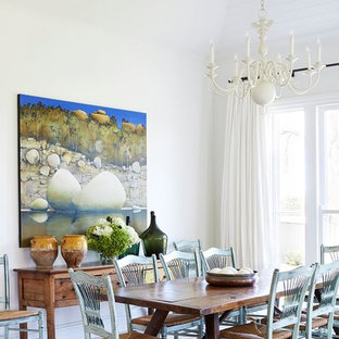 メルボルンのトラディショナルスタイルのLDKの画像 (白い壁、淡色無垢フローリング)