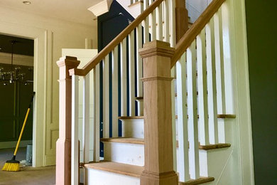 Imagen de escalera en L con barandilla de madera