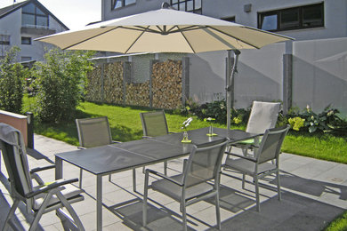 Mittelgroßer Moderner Patio hinter dem Haus in Stuttgart