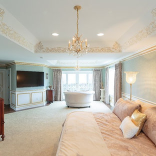 Immagine di una grande camera matrimoniale vittoriana con pareti blu e moquette