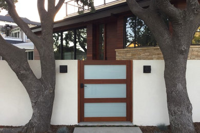 Inspiration for a mid-sized modern full sun backyard concrete paver landscaping in San Diego for fall.