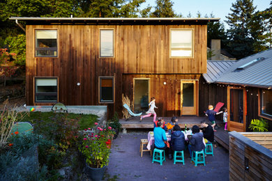 Photo of a mid-sized modern exterior in Seattle.