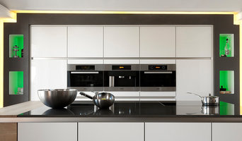 Einbauküche mit Glasfronten