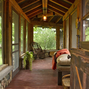Idéer för en rustik veranda, med trädäck och takförlängning