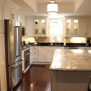 Chic Transitional Kitchen