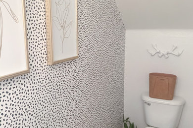 Foto de aseo minimalista pequeño con sanitario de una pieza, paredes blancas, suelo de baldosas de cerámica y suelo beige