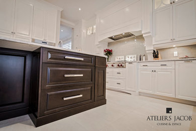 Transitional home design photo in Montreal
