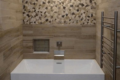 Свежая идея для дизайна: главная ванная комната среднего размера с разноцветной плиткой, керамической плиткой, полом из керамической плитки и коричневым полом - отличное фото интерьера