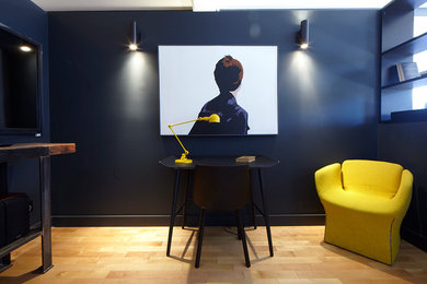 Minimalist home office photo in Toronto