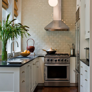 Kleine, Geschlossene Klassische Küche ohne Insel in U-Form mit weißen Schränken, Küchenrückwand in Beige, Unterbauwaschbecken, Schrankfronten mit vertiefter Füllung, Speckstein-Arbeitsplatte, Rückwand aus Metrofliesen, Küchengeräten aus Edelstahl, dunklem Holzboden und braunem Boden in New York