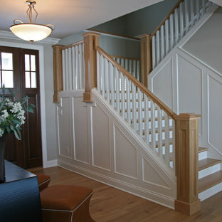 Modelo de escalera en U, de estilo americano, con escalones de madera y contrahuellas de madera pintada