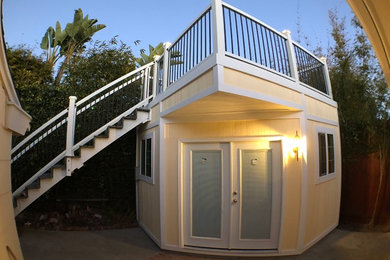 サンディエゴにある高級な中くらいなビーチスタイルのおしゃれな物置小屋・庭小屋の写真