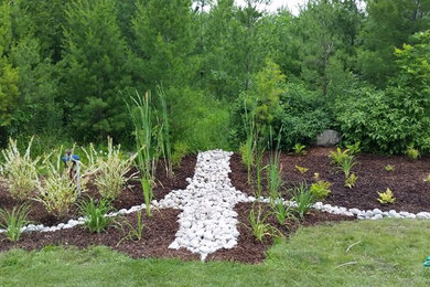 Photo of a traditional landscaping in Toronto.