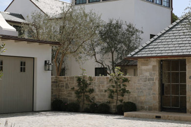 Imagen de fachada de casa blanca y gris tradicional grande de tres plantas con revestimiento de estuco, tejado a dos aguas y tejado de teja de barro
