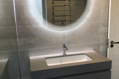 Ejemplo de cuarto de baño único y a medida minimalista con ducha abierta, aseo y ducha, lavabo encastrado y ducha abierta
