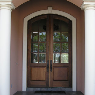 Свежая идея для дизайна: входная дверь среднего размера в стиле рустика с розовыми стенами, полом из сланца, двустворчатой входной дверью и входной дверью из темного дерева - отличное фото интерьера