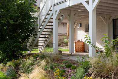 На фото: солнечный, летний участок и сад среднего размера на переднем дворе в стиле неоклассика (современная классика) с хорошей освещенностью