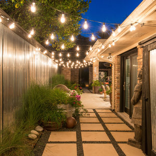 Kleiner Eklektischer Garten im Herbst, neben dem Haus mit Gartenweg, direkter Sonneneinstrahlung und Betonplatten in Dallas