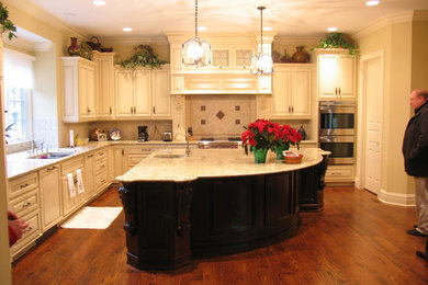 Elegant kitchen photo in St Louis