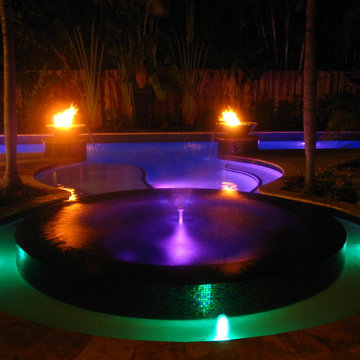 Contemporary Swimming Pool With Fire Features - Montanaro
