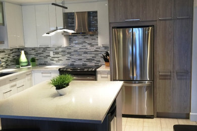 This is an example of a mid-sized contemporary l-shaped eat-in kitchen in Montreal with an undermount sink, flat-panel cabinets, white cabinets, quartz benchtops, grey splashback, mosaic tile splashback, stainless steel appliances, ceramic floors, with island and beige floor.